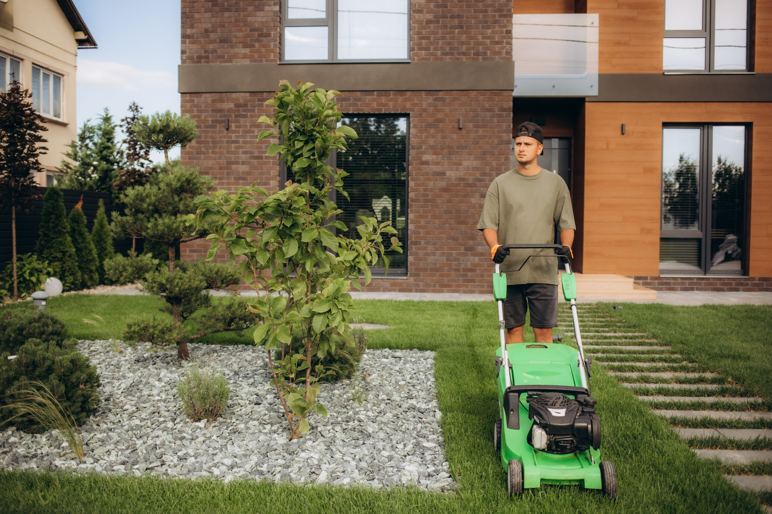 Pflege von Außenanlagen in Hannover – zuverlässiger Hausmeisterdienst für Gebäude & Anlagen